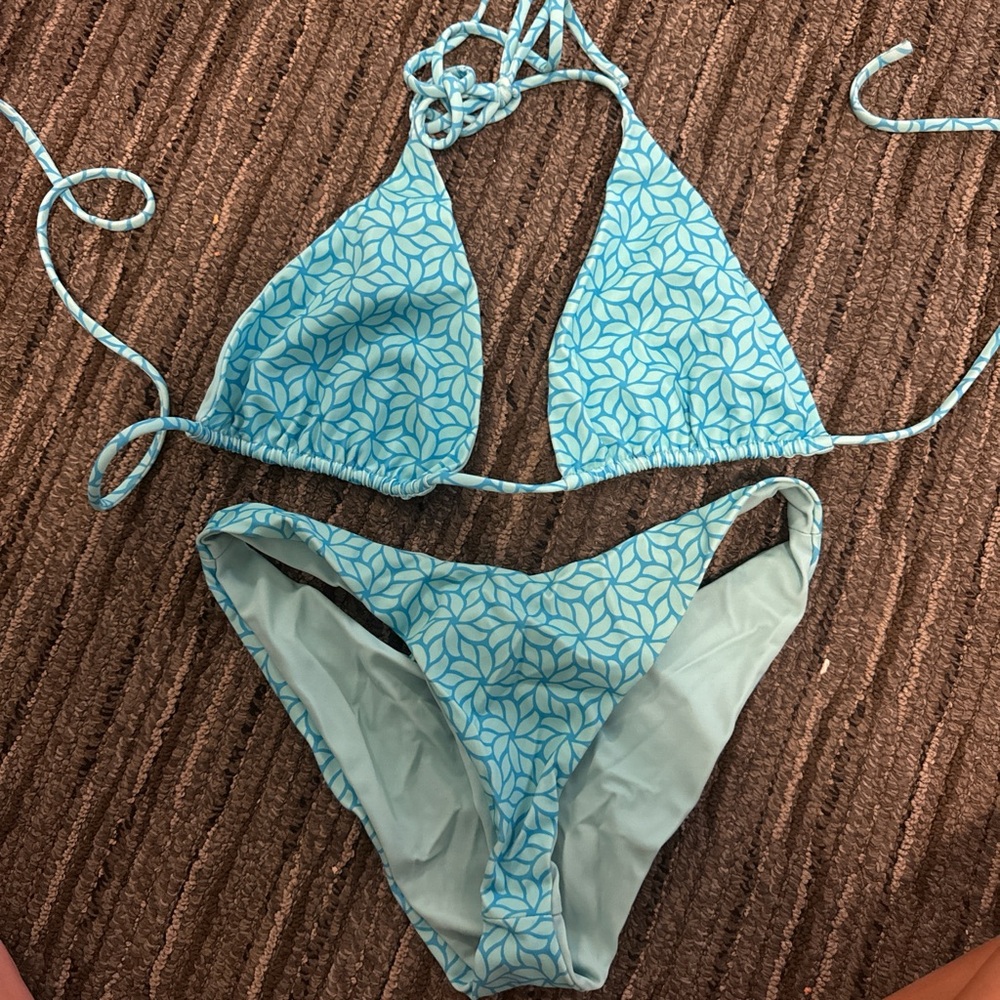 Leni swims blue reversible bikini